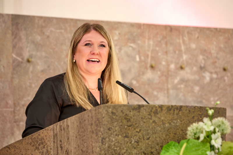 Stephanie Wüst, Stadträtin und Dezernentin für Wirtschaft, Recht und Stadtmarketing der Stadt Frankfurt am Main, begrüßt zum Jahresempfang Der Mittelstand. BVMW Hessen Foto: Dietrich Skrock