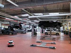 Die Werkstatt der BMW-Niederlassung Frankfurt; Foto: Renate Meuschke