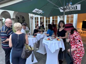 Unternehmergruppe beim Business Talk Bad Nauheim. Dessert im Platanenhof; Foto: Conny Gärtner