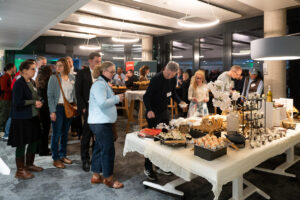 Andrang am Buffet; Foto: Andreas Wetzel