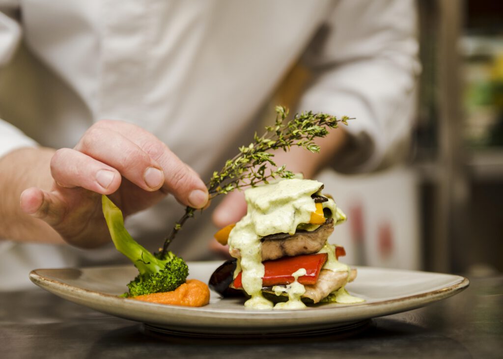 Der Runde Tisch Frankfurt - perfekt für Roundtables, Strategie-Offsites, Abend-Salons, Business-Dinner Kulinarische Optionen vom Catering Light über Business-Lunch bis zum Live-Cooking Bild: freepik