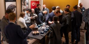 Reges Interesse an den Vintage-Uhren beim Gentlemen-Abend des BVMW Frankfurt; Foto: Andreas Wetzel