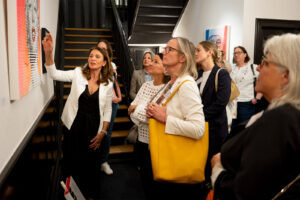 Foto: Sabine Krempel führt durch die Ausstellung Wortmalerei - Wenn Sprache ein Gesicht bekommt von SAXA / Sascha Lehmann; Foto: Andreas Wetzel
